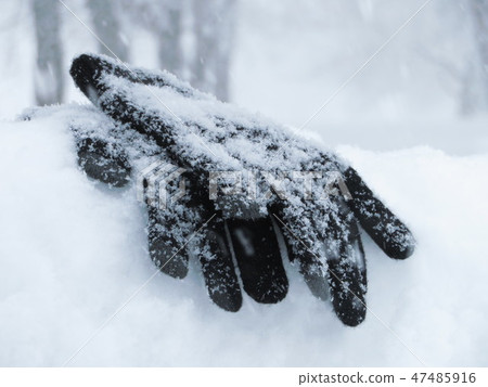 Gloves and snow Gloves and snow 47485916