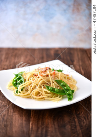 Pasta with snacks and snappy peas ③ 47487194