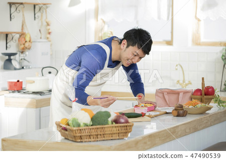 爸爸在做孩子的午餐 47490539