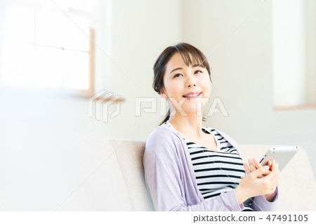 少婦運行的片劑終端互聯網女孩生活方式女性畫象 47491105