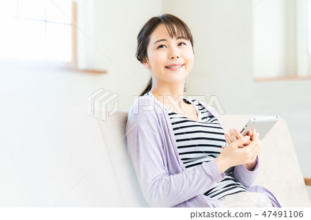 女人經營平板終端女人互聯網女孩生活方式女性肖 女人經營平板終端女人互聯網女孩生活方式女性肖 47491106