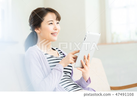 Young lady internet tablet device girls lifestyle female portrait Young lady internet tablet device girls lifestyle female portrait 47491108