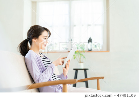 少婦運行的片劑終端互聯網女孩生活方式女性畫象 47491109