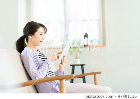 使用片劑終端女性互聯網女孩生活方式女性畫象 使用片劑終端女性互聯網女孩生活方式女性畫象 47491110