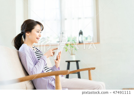 少婦運行的片劑終端互聯網女孩生活方式女性畫象 少婦運行的片劑終端互聯網女孩生活方式女性畫象 47491111