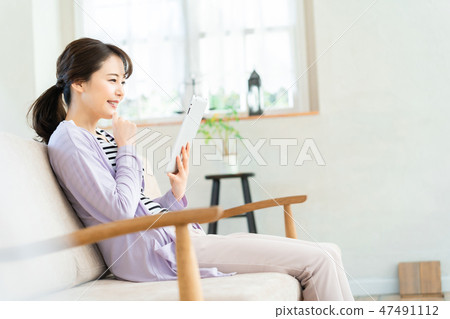 Young women who operate tablet net search girls lifestyle female portrait Young women who operate tablet net search girls lifestyle female portrait 47491112