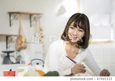 Mom who cooks while watching the state of the child 47491315