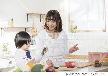 Mother who makes lunch while child rearing Mother who makes lunch while child rearing 47491495