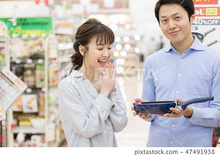 Home center couple shopping 47491938