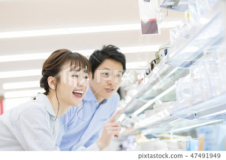 Home center couple shopping Home center couple shopping 47491949