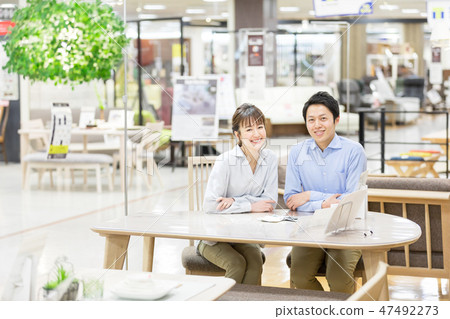 Home center couple shopping 47492273