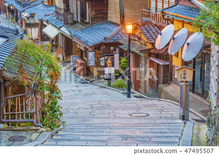 Ninji-saka in the early winter in Kyoto (2 year slope) 47495507