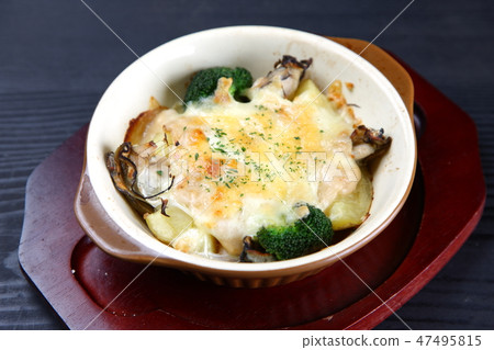 Grilled cheese with oysters and potatoes 47495815