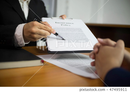 Businessmen present business plans and marketing. Businessmen present business plans and marketing. 47495911