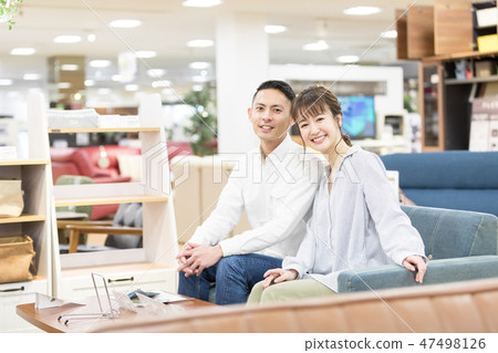 Home center couple shopping 47498126