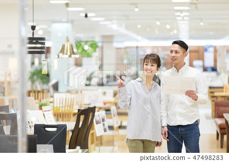 Home center couple shopping 47498283