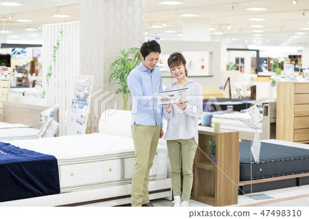 Home center couple shopping 47498310