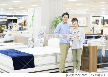 Home center couple shopping 47498311