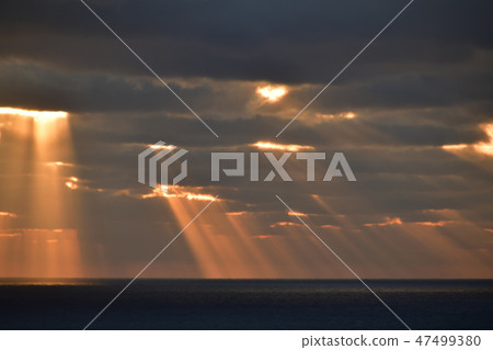 Photograph the winter landscape of the sunset "Angel's ladder" set off from the clouds in the Sea of Japan off the coast of Otobe, Hokkaido Photograph the winter landscape of the sunset "Angel's ladder" set off from the clouds in the Sea of Japan off the coast of Otobe, Hokkaido 47499380