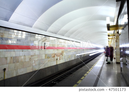 Passengers stand on the platform subway. 47501173