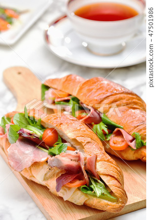 Croissant sandwich 47501986