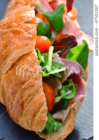 Croissant sandwich 47501987