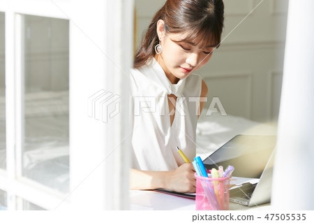 Women business lifestyle 47505535