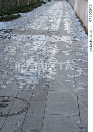 Frozen sidewalks 47505808