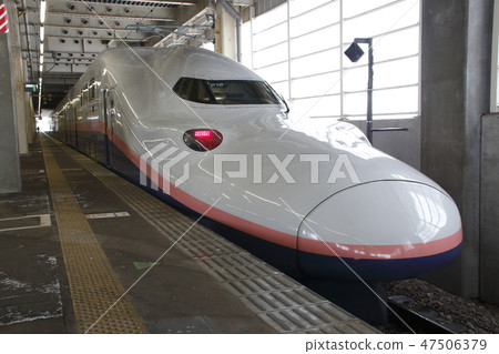 Joetsu Shinkansen Max which is stopped at Yurusawa station in Garra in winter Joetsu Shinkansen Max which is stopped at Yurusawa station in Garra in winter 47506379