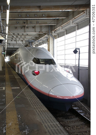 Joetsu Shinkansen Max which is stopped at Yurusawa station in Garra in winter Joetsu Shinkansen Max which is stopped at Yurusawa station in Garra in winter 47506381