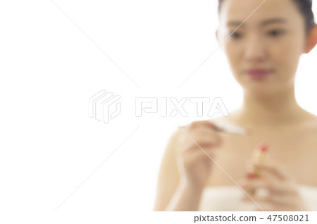 出焦點一個年輕女子的唇部化妝美容形象 出焦點一個年輕女子的唇部化妝美容形象 47508021