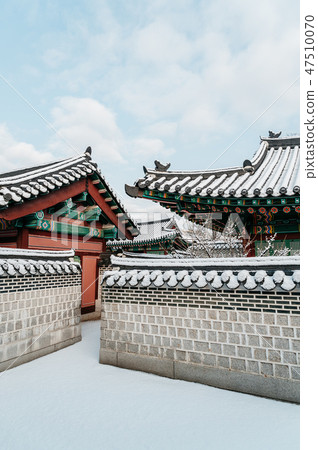 Snow scene of Changdeokgung drugstore Snow scene of Changdeokgung drugstore 47510070