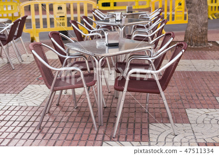 Cafe, coffee shop, tavern and restaurant concept - Empty tables in between dining hours in Europe Cafe, coffee shop, tavern and restaurant concept - Empty tables in between dining hours in Europe 47511334