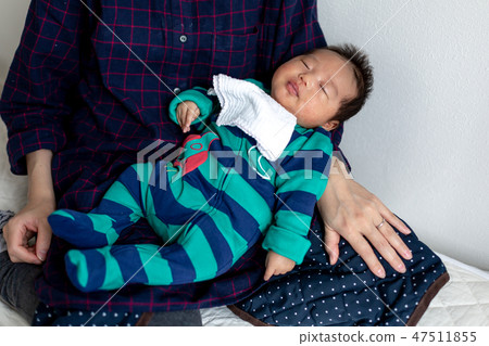 Mom and baby 47511855
