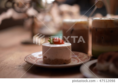 咖啡廳氛圍 - 草莓蛋糕 47512098