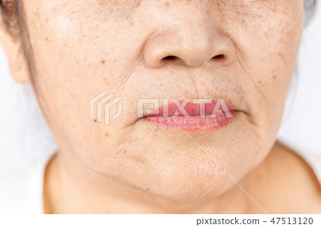 close up skin wrinkle old asian woman face close up skin wrinkle old asian woman face 47513120