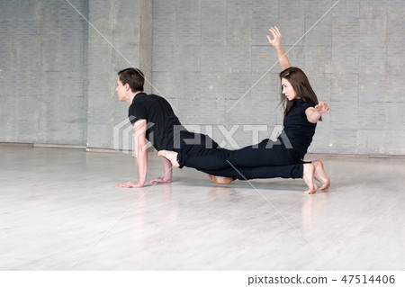 Young couple practices acrobatic balance. 47514406