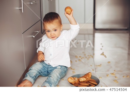 Little boy at home Little boy at home 47514504