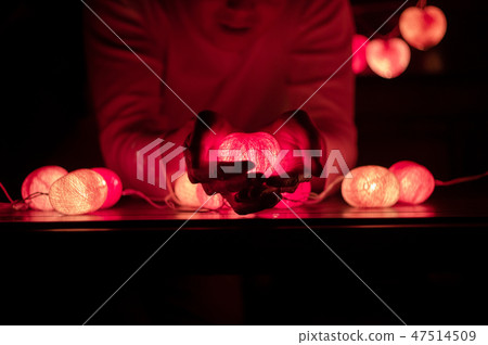 Man holds the led light lamp of heart shape 47514509