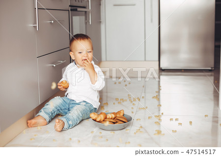 Little boy at home 47514517