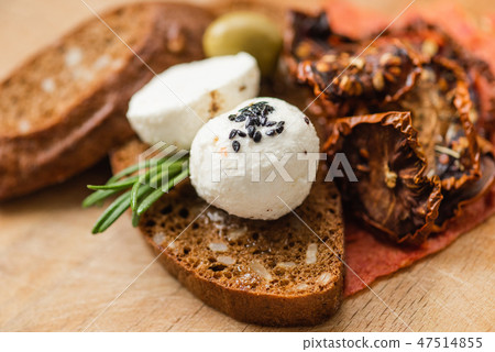 Labne cheese balls on grain bread slices 47514855