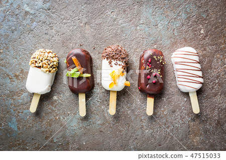 vanilla popsicles with chocolate 47515033