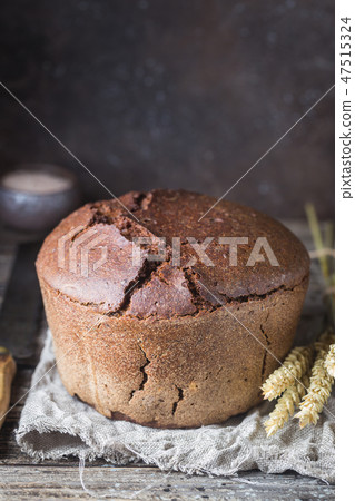 Round rye bread 47515324