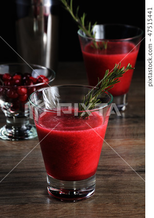 Freshly   cranberry juice 47515441