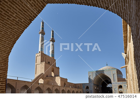 Jame mosque from under arch of entrance gateway 47516014