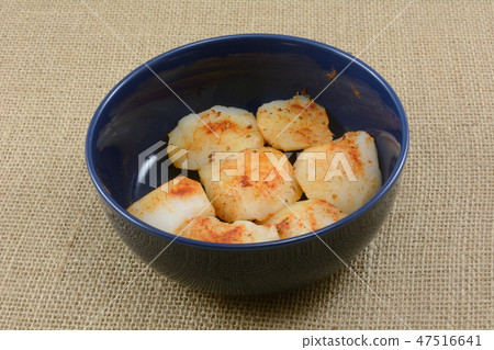 Seasoned fresh raw sea scallops seafood shellfish Seasoned fresh raw sea scallops seafood shellfish 47516641