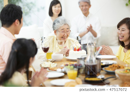多代家庭聚會形象 47517072