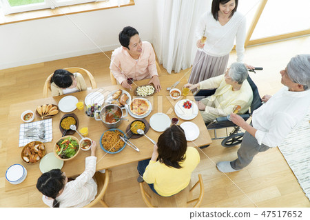 Multi-generation home party image _ bird's eye view Multi-generation home party image _ bird's eye view 47517652