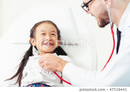 Doctor examining little happy kid in hospital. 47519441