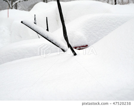 Near the car bonnet / wiper buried with heavy snow Near the car bonnet / wiper buried with heavy snow 47520238